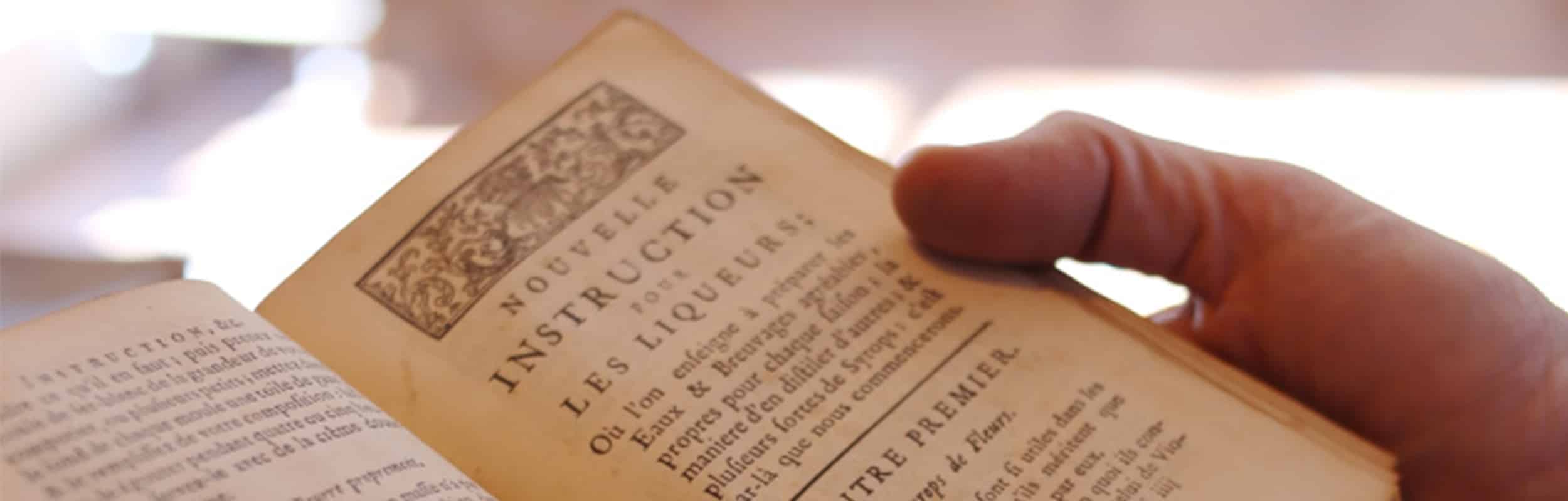 manuscrit_main livre ancien sur les liqueurs